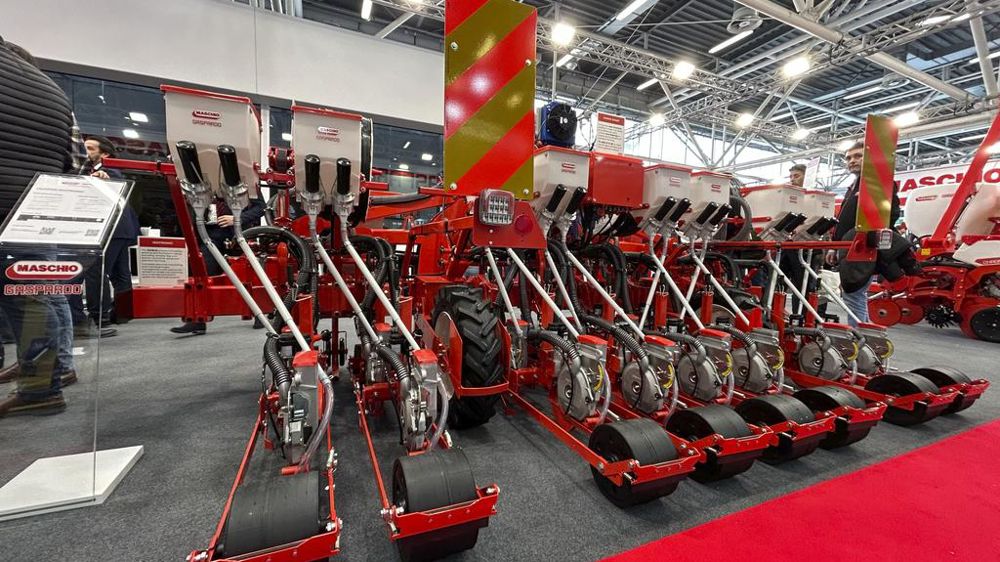 Maschio Gaspardo : L'Olimpia Isotronic sème et pose les tuyaux d’irrigation 